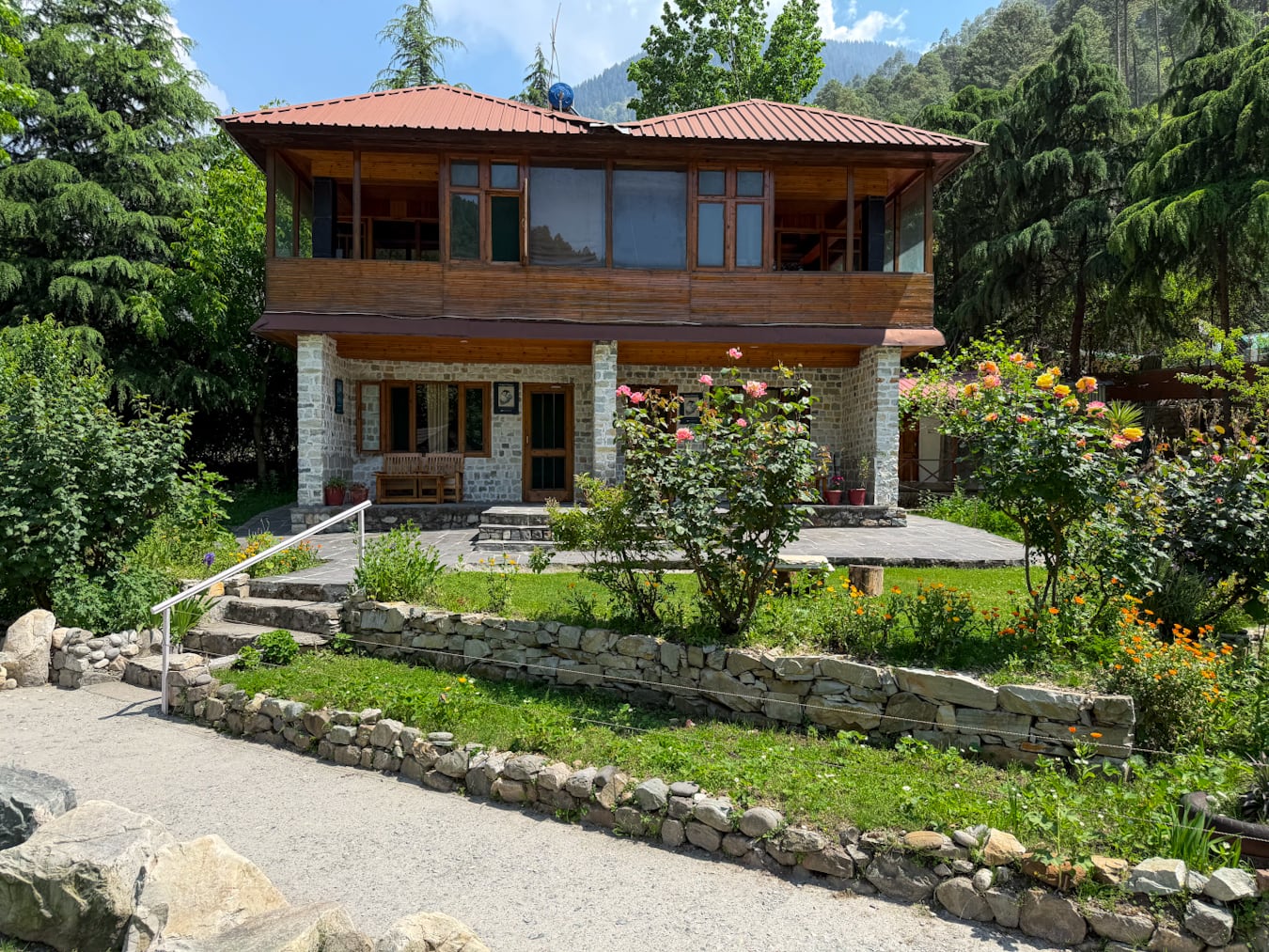 Mountain-view family stay area at WhiteStone Cottages in Tirthan Valley