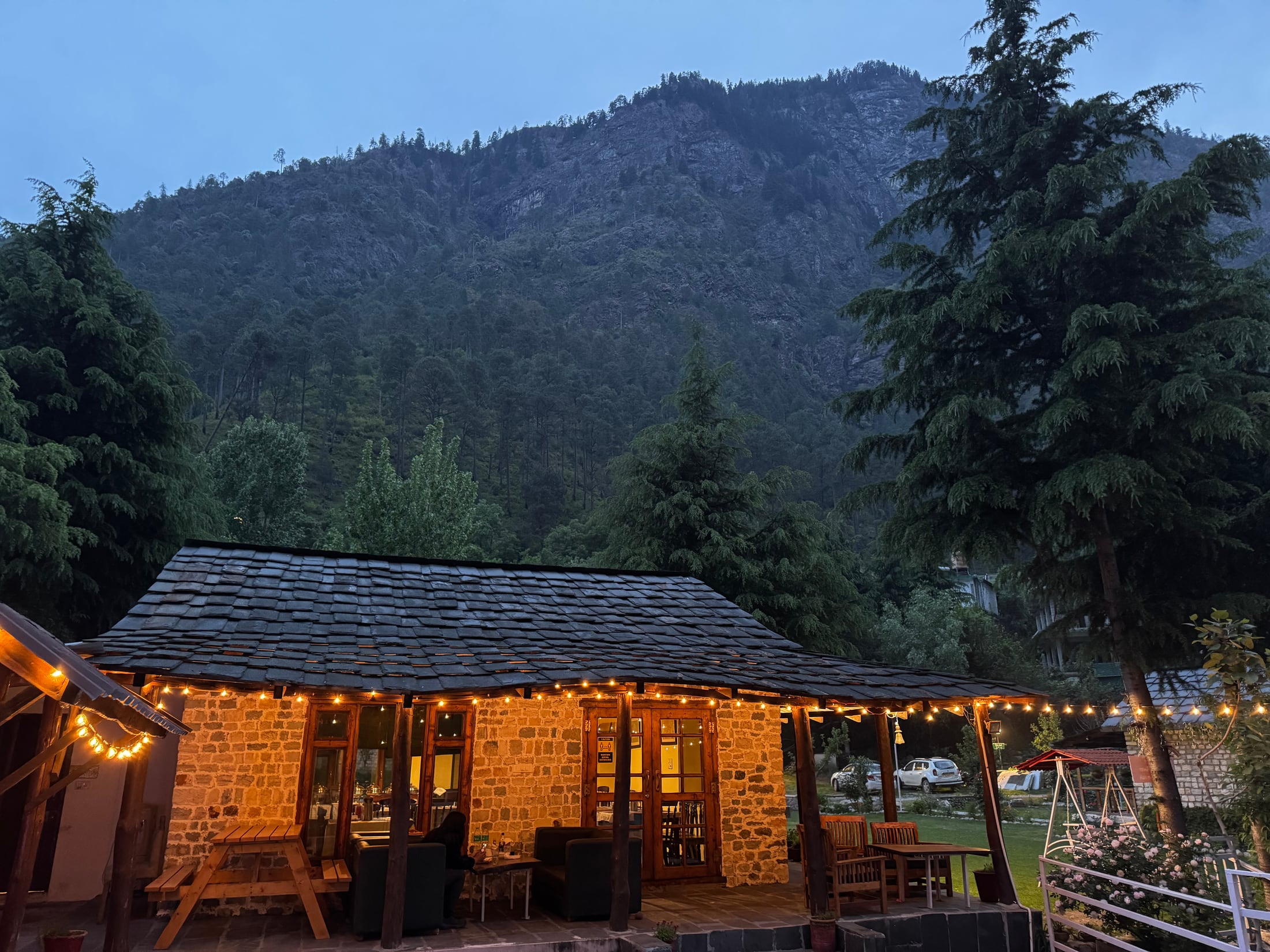 Restaurant and outdoor dining space at WhiteStone Cottages in Tirthan Valley