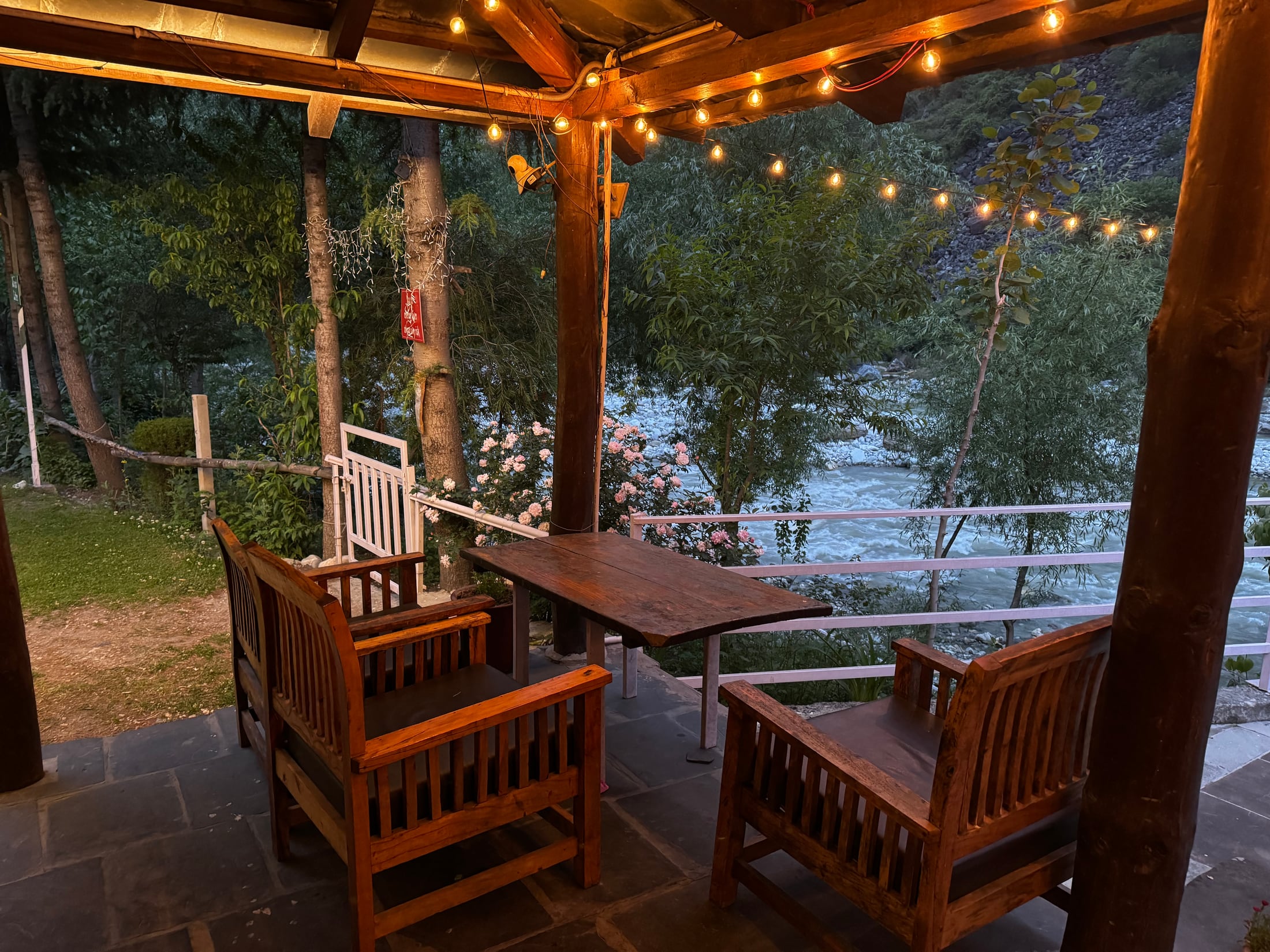 Riverside dining at Whitestone Cottages Sairopa