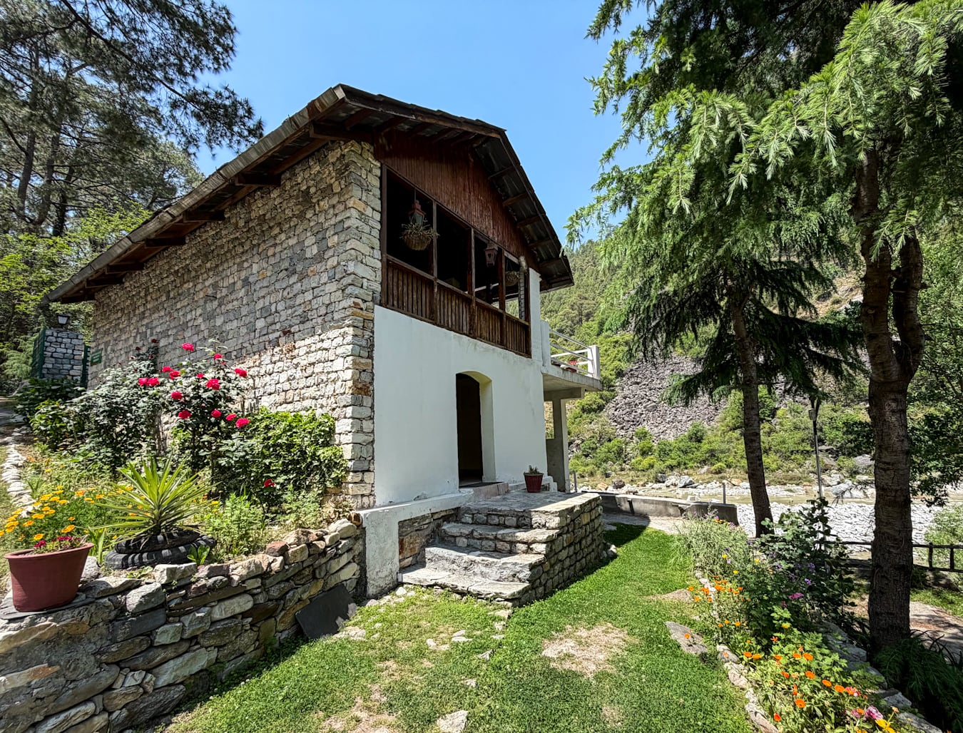 Romantic cottage setting at WhiteStone Cottages in Sairopa, Tirthan Valley